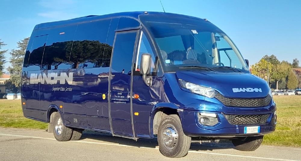 Noleggio Bus: Bus Iveco Wing 24 in autonoleggio Rimini